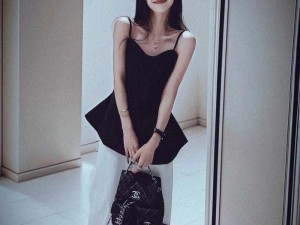 {b 毛多的女人图片}：展现女性自然之美，带来独特视觉体验